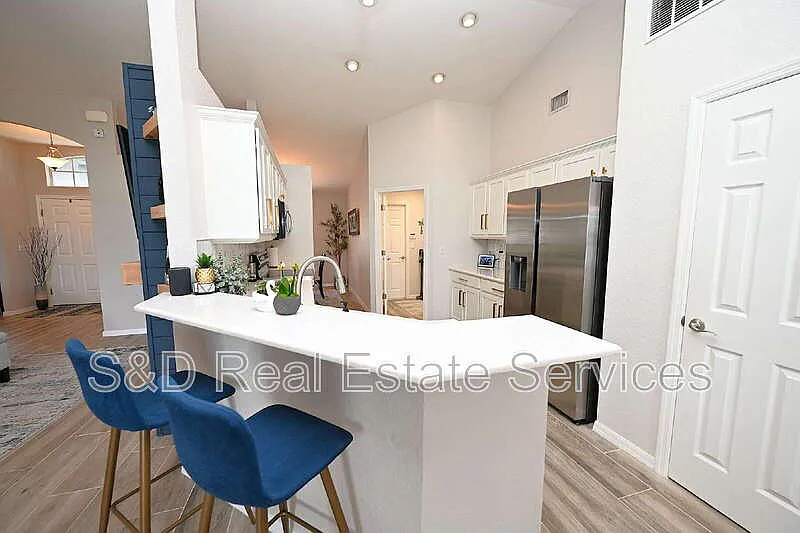 3 bed, 2.0 bath, 1867 sqft, $2,300 — Photo 2