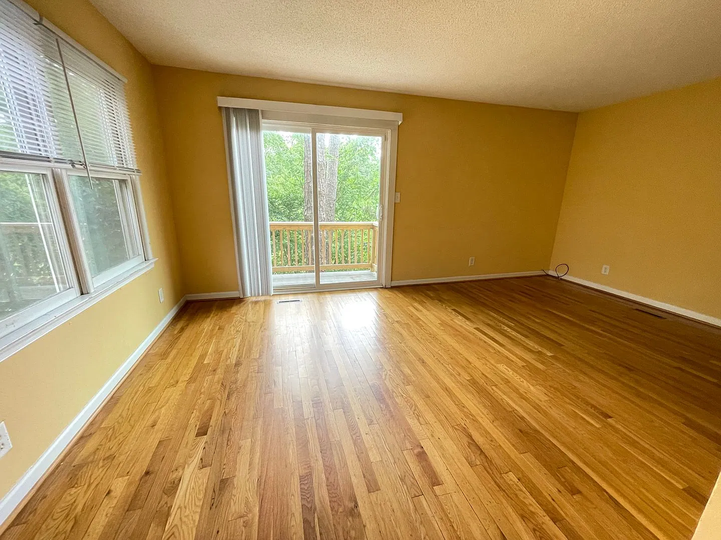 Large updated 4br 3.5ba duplex w/ parking & within walking distance to UNC Campus! — Photo 3