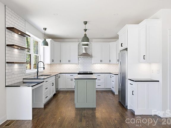 5th image of 22 Deep Woods Rd