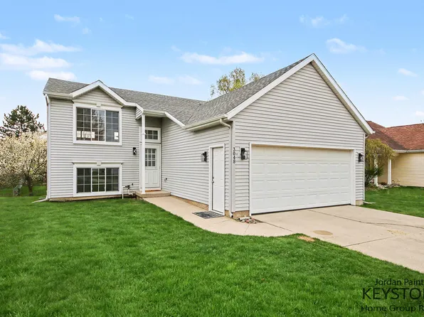 3048 Stonewood St NW, Grand Rapids, MI 49504