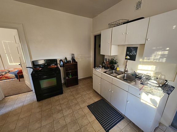 Kitchen, large Island also in kitchen not shown.
