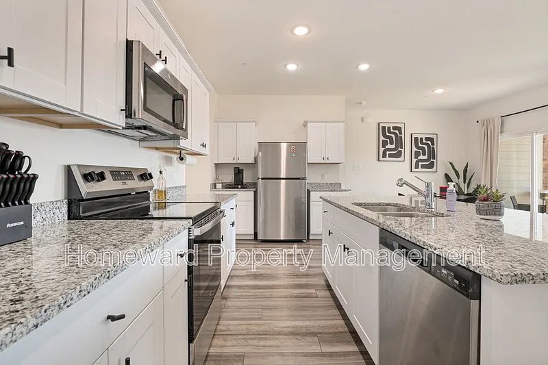 3 bed, 2.5 bath, 1793 sqft, $2,400 — Photo 3