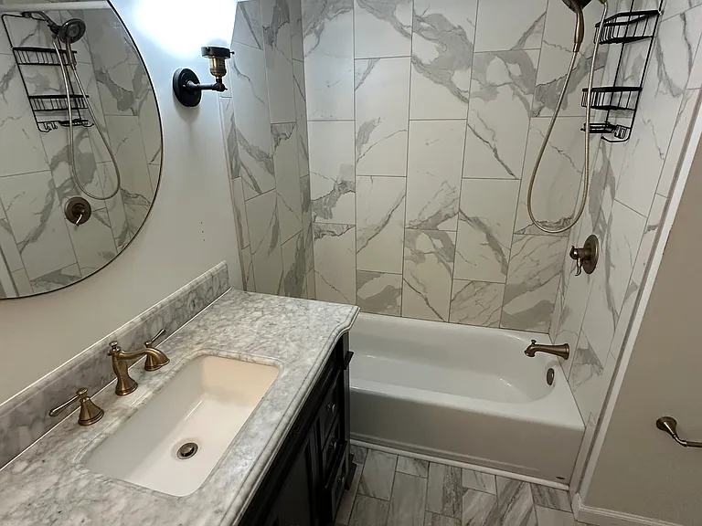 Main level full bath
