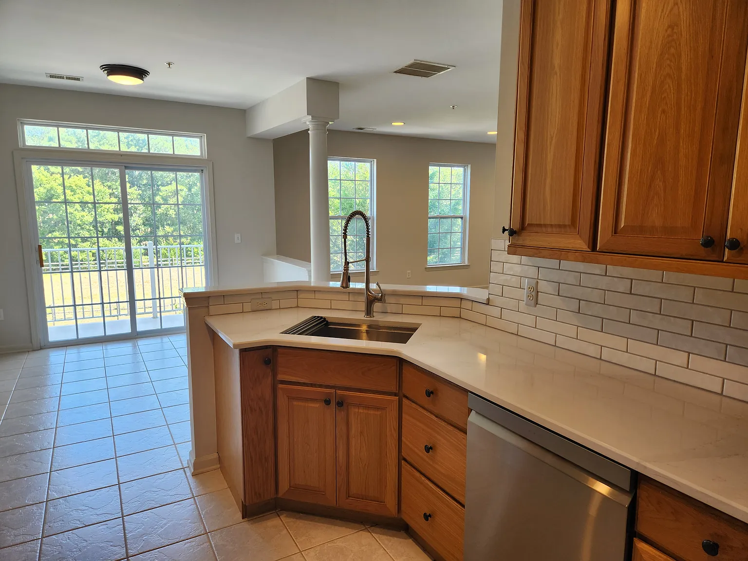 3 bed, 2000 sqft, $3,350 — Photo 2