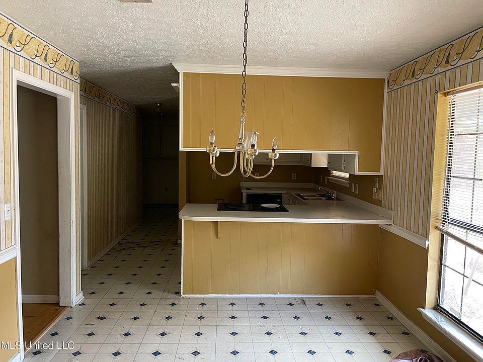 2nd image of 4372 Redwood Cir