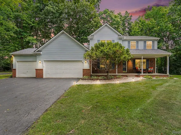 6290 Waldon Woods Dr, Clarkston, MI 48346