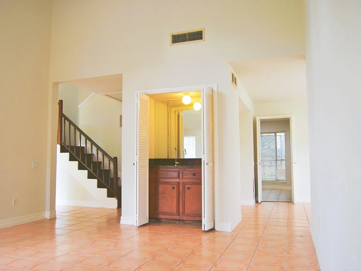 6 bed, 3.5 bath, 2717 sqft, $2,100 — Photo 4