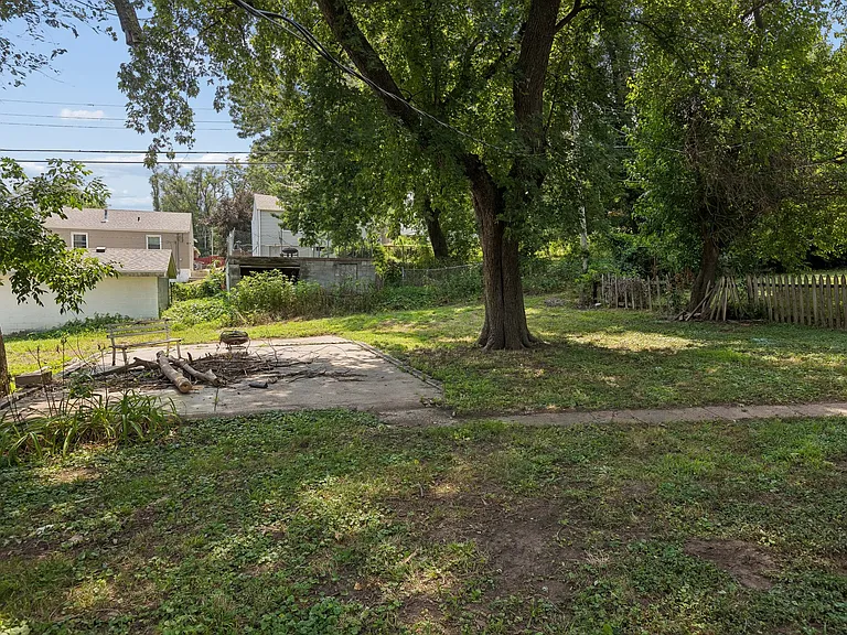 3915 Crown Point Ave — Photo 25