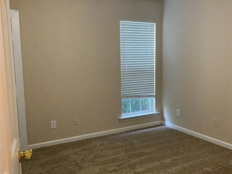 131 Live Oaks Dr — Photo 5