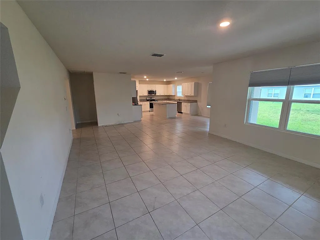 4 bed, 3.5 bath, 2736 sqft, $2,500 — Photo 3