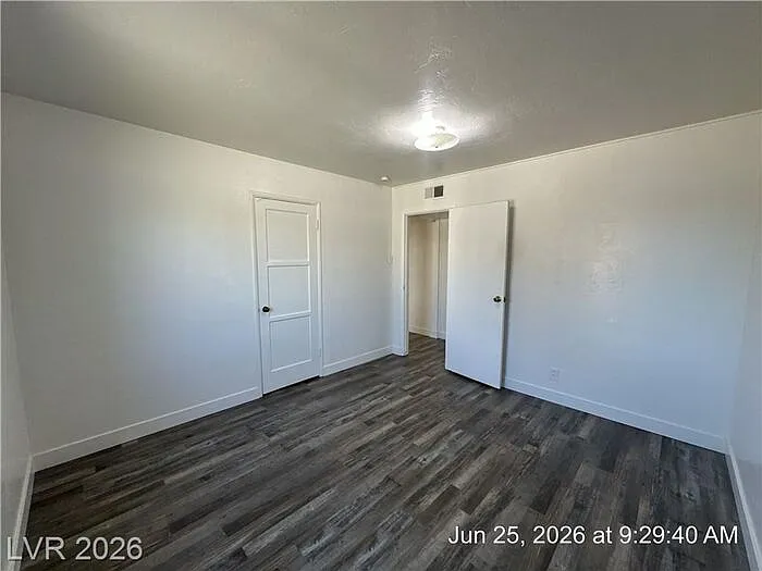 148 W Victory Rd — Photo 16