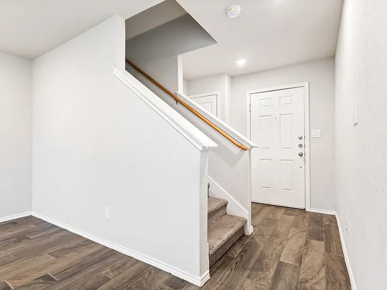 2432 Ayers Dr — Photo 4