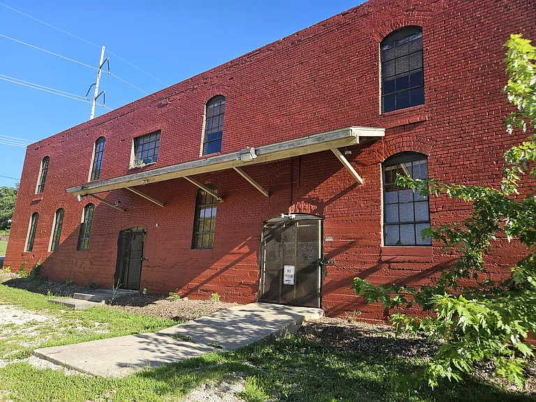 1303 W College St — Photo 6
