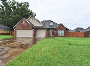 25615 Briar Dr, Claremore, OK 74019