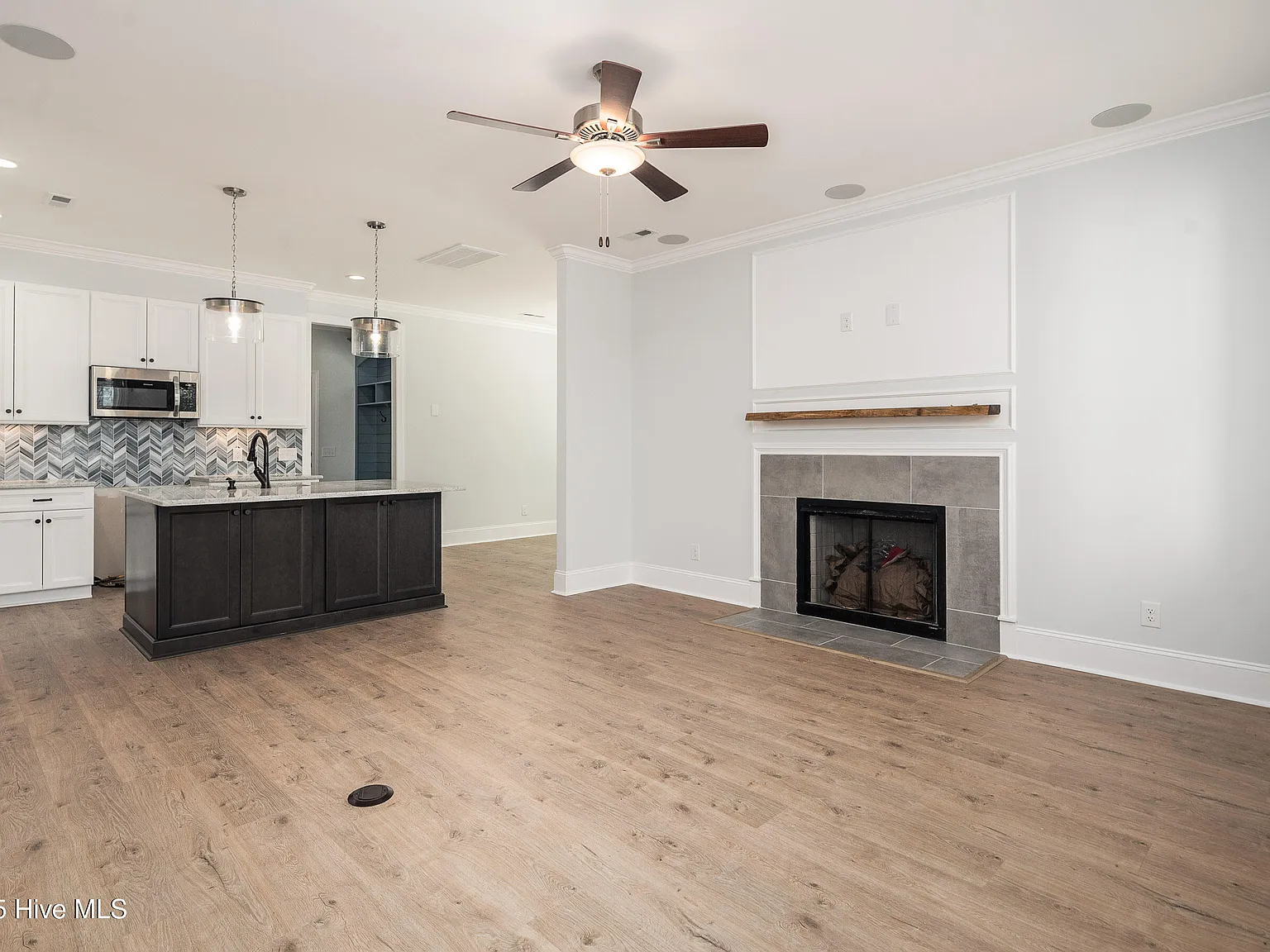 4 bed, 3.0 bath, 2300 sqft, $2,350 — Photo 4