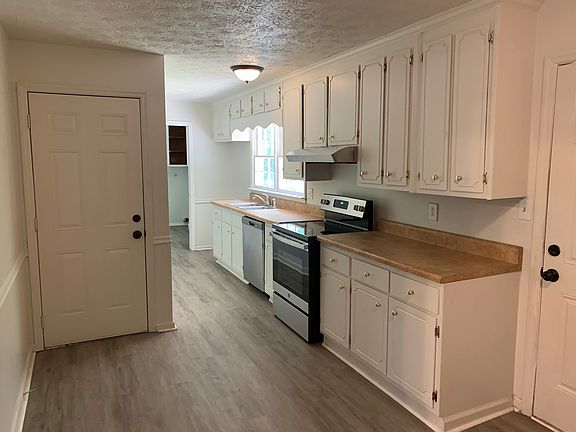 Kitchen with Eat In Dining Room_05042022