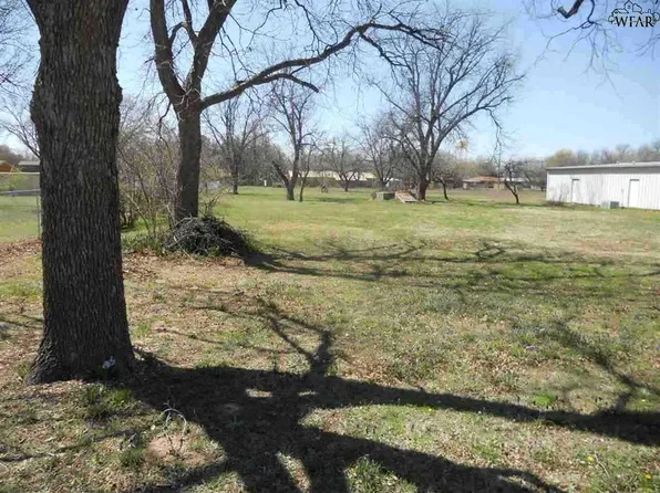 814 Sheppard Rd, Burkburnett, TX 76354