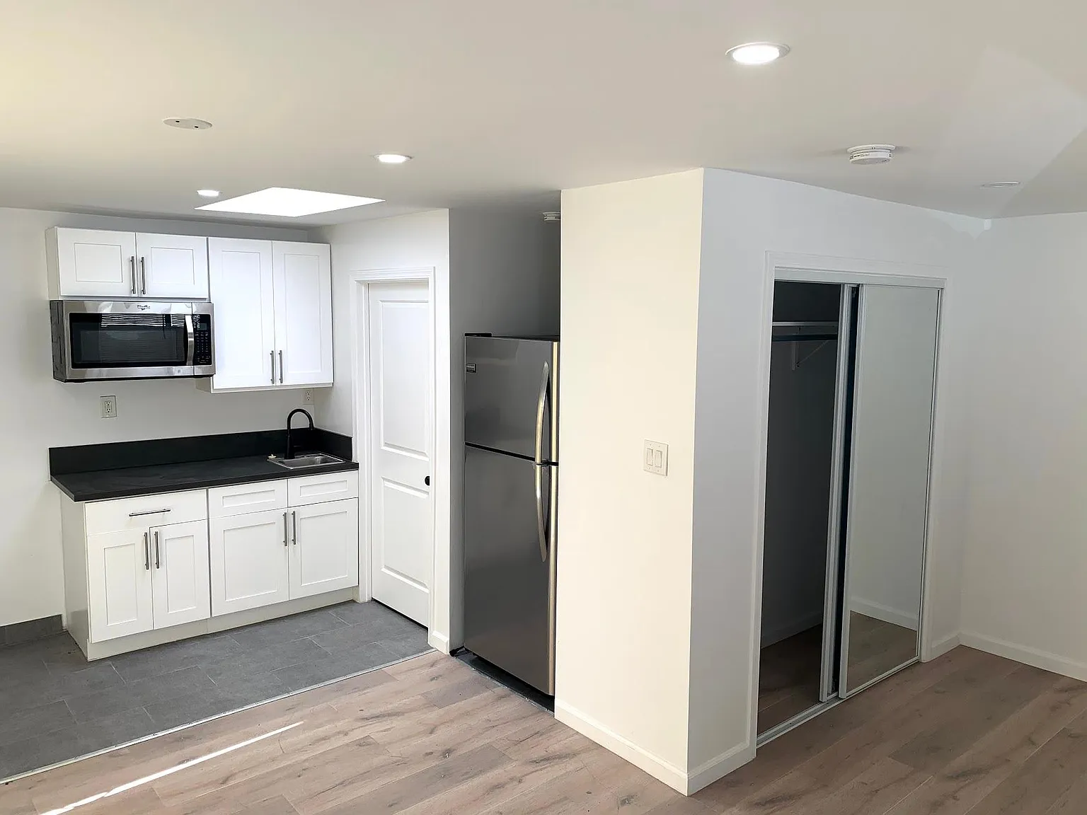 Studio, 324 sqft, $1,595 — Photo 3