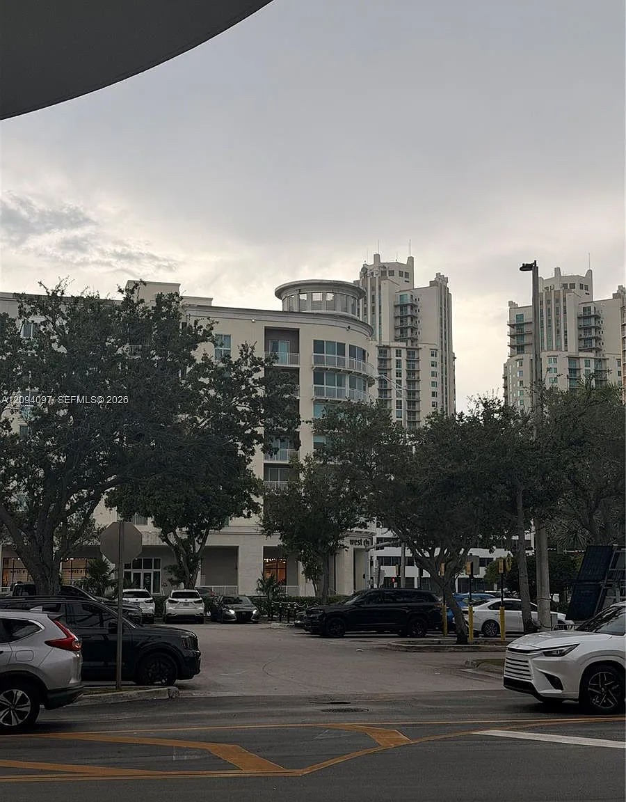 Downtown Dadeland Condo N — Photo 1