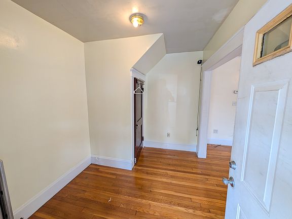 2nd image of 823 Canterbury St