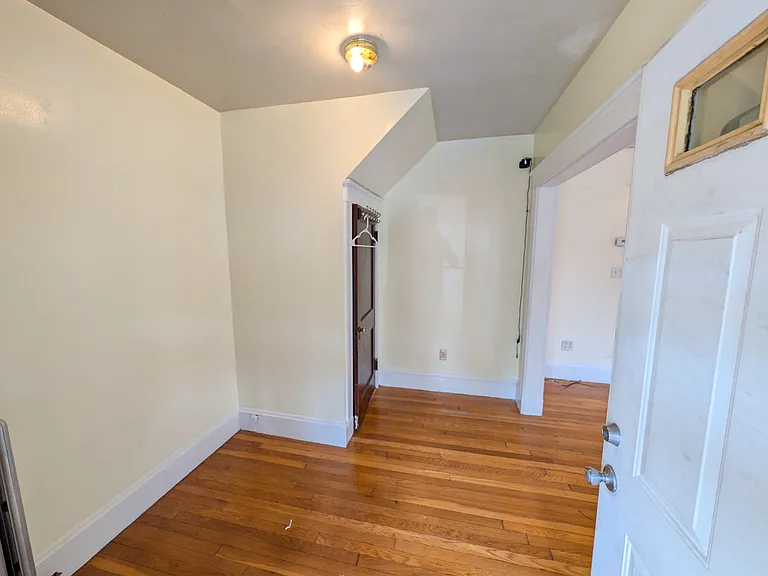 823 Canterbury St — Photo 2