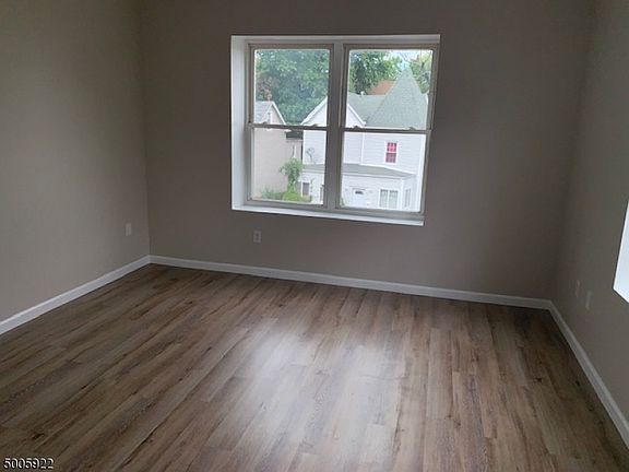 4th image of 133 N Maple Ave #203-8