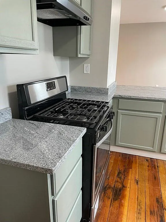 3 bed, 950 sqft, $3,200 — Photo 2