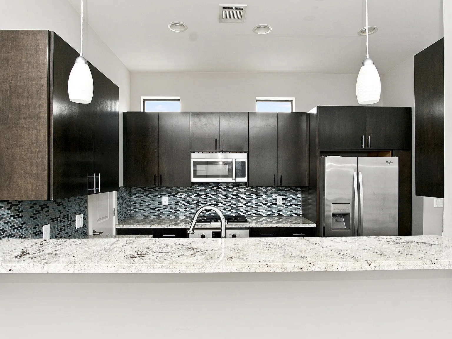 3 bed, 3.5 bath, 2034 sqft, $3,300 — Photo 3