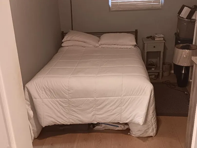 bed room...best fit is full bed