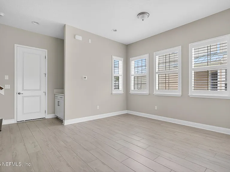 527 Marquesa Cir — Photo 6
