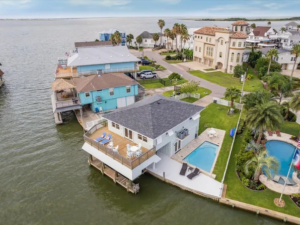 1226 Oahu Dr, Tiki Island, TX 77554