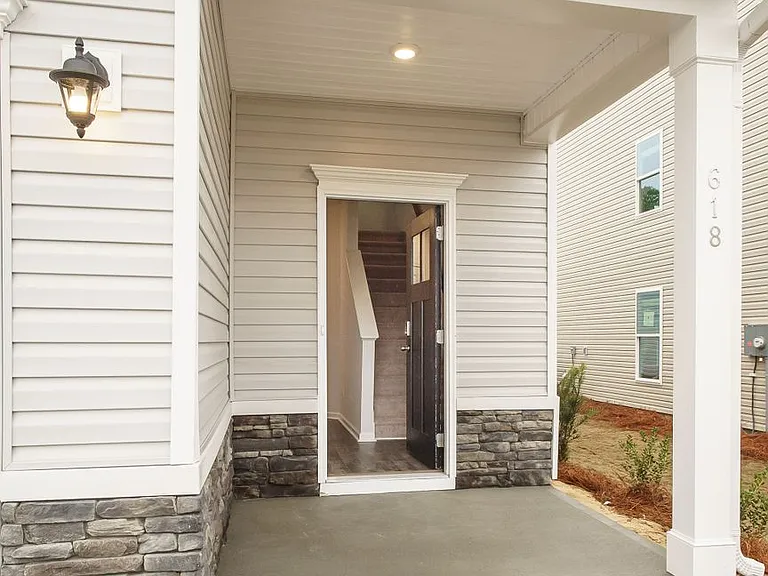 618 Count Fleet Ct — Photo 2