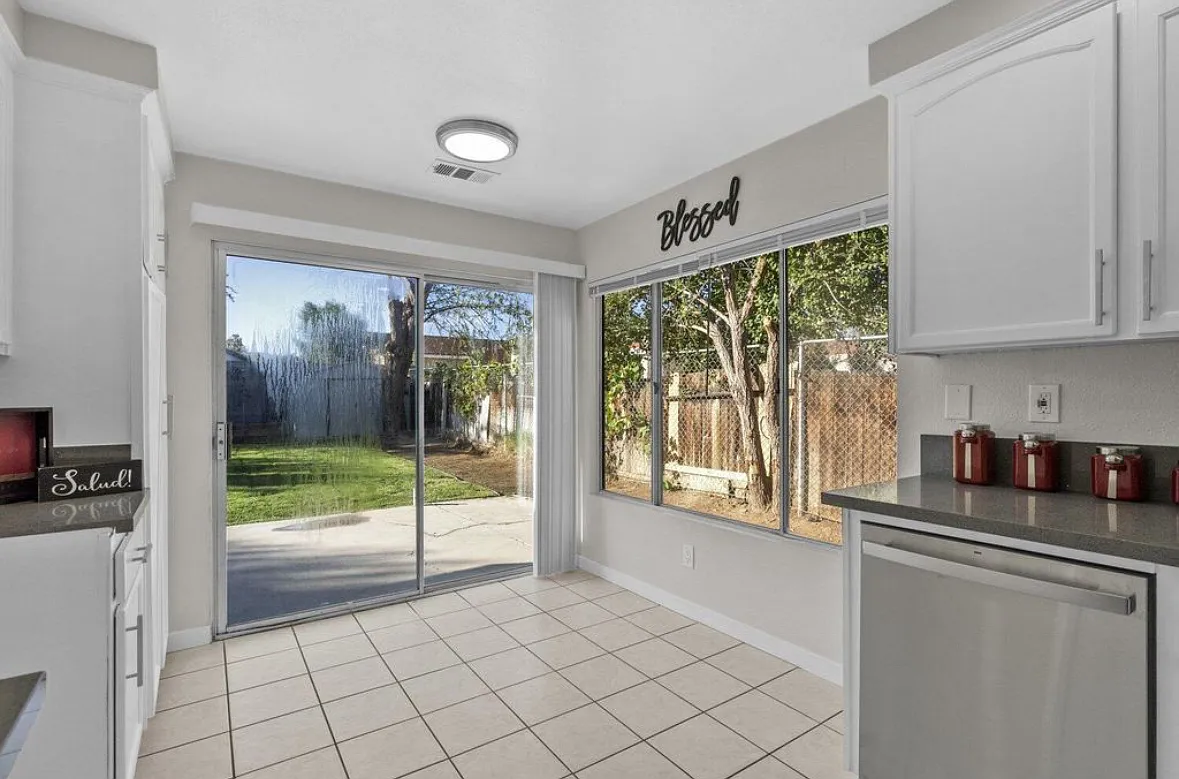 3 bed, 1220 sqft, $3,150 — Photo 4