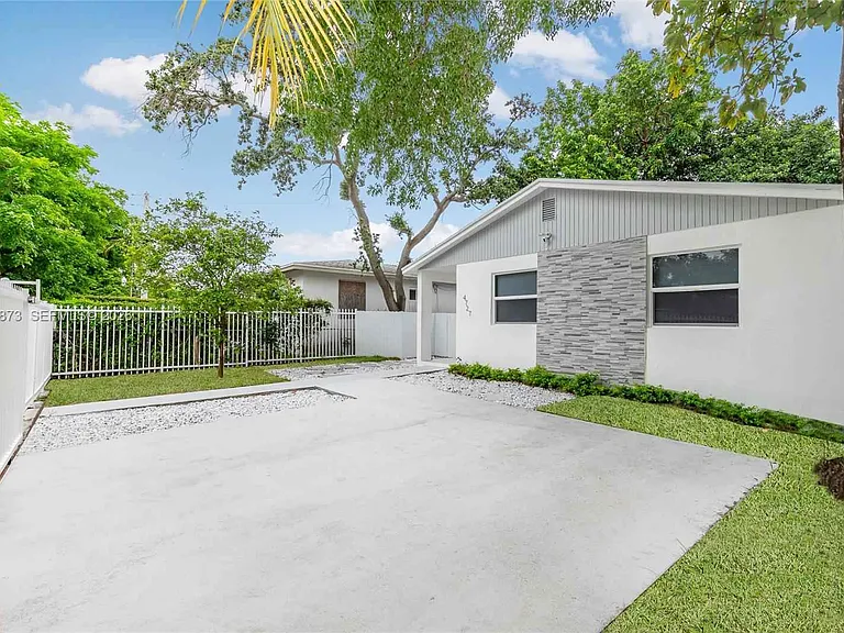 4727 NW 5th Ave — Photo 4