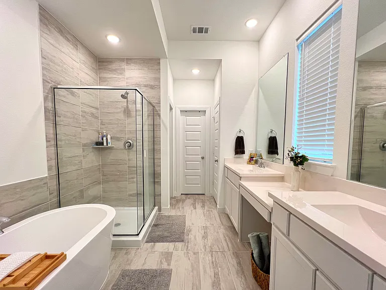 2410 Doncaster Dr — Photo 9