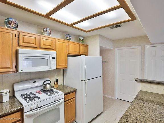 4th image of 1045A Canterbury Dr