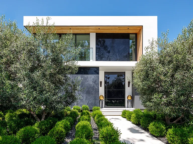 213 S La Peer Dr — Photo 2