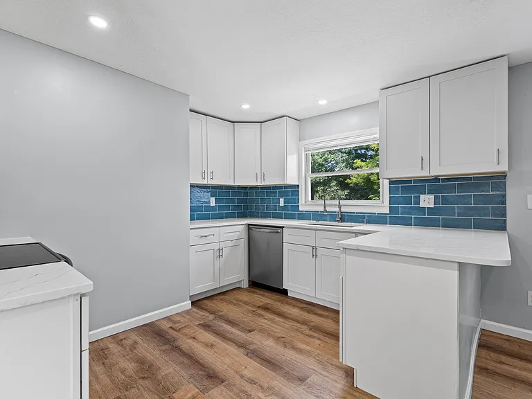 938 Locust Ave — Photo 10