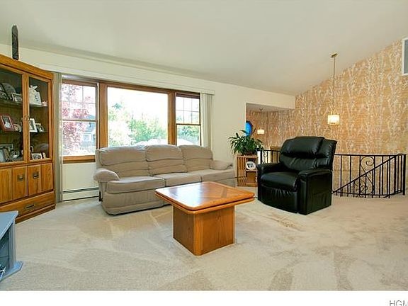 4th image of 15 Douglas Dr