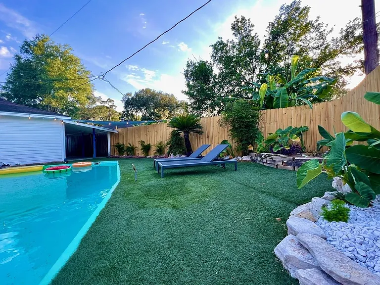 9811 Rocktree Dr — Photo 32