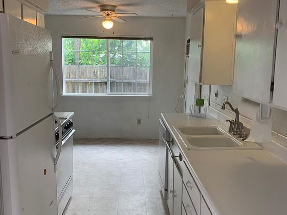 4th image of 920 Hollingsworth Ct