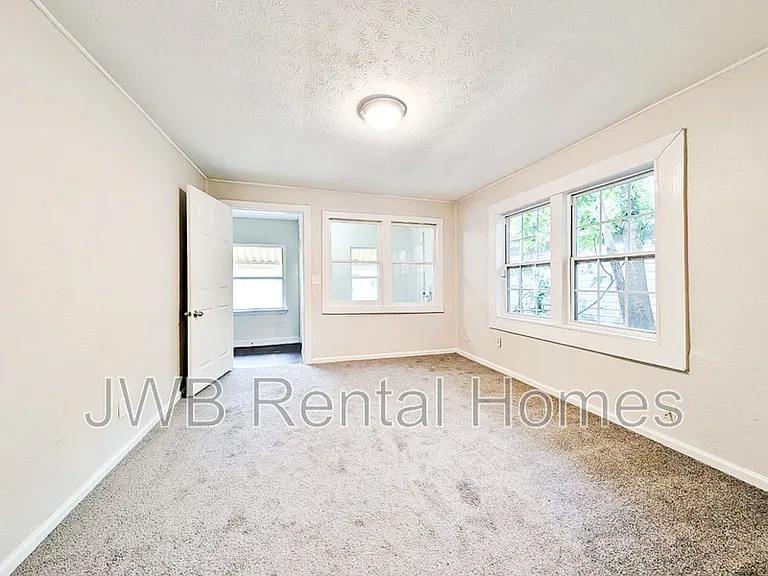 2053 Baldwin St — Photo 6