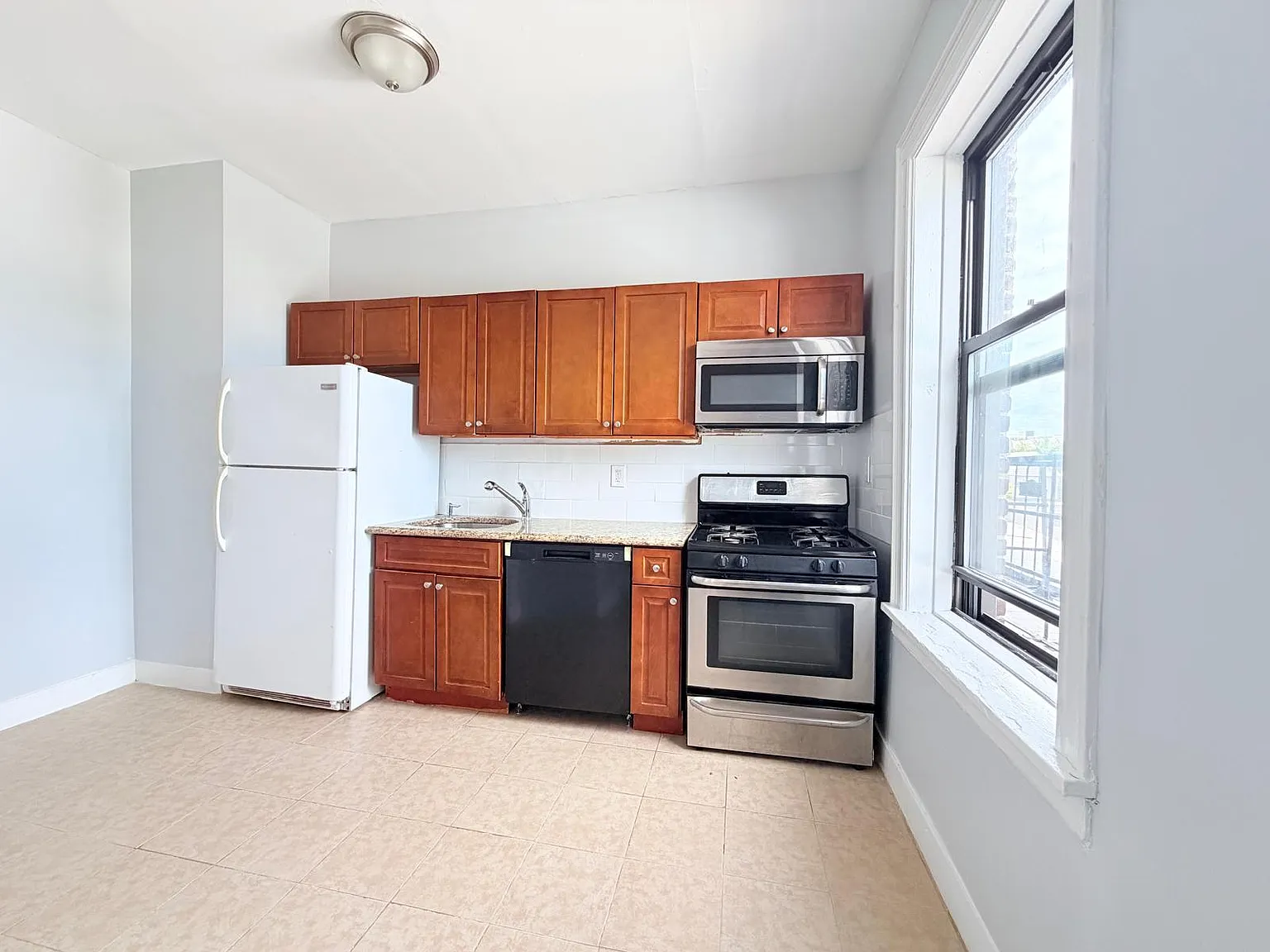 22 W 33rd St — Photo 1