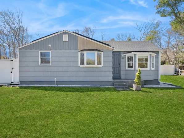 94 Bay Ave E, Hampton Bays, NY 11946