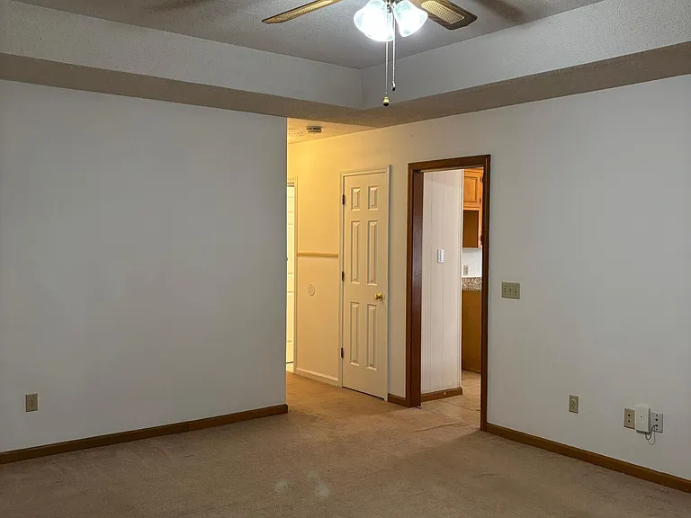 1460 Crowndale Dr — Photo 6