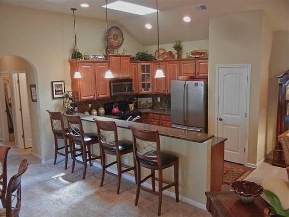 Kitchen w/ b'fast bar