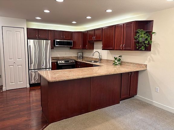 Spacious kitchen with plenty plentiful storage. Great for hosting.