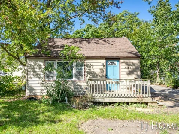 1026 E Hile Rd, Norton Shores, MI 49441