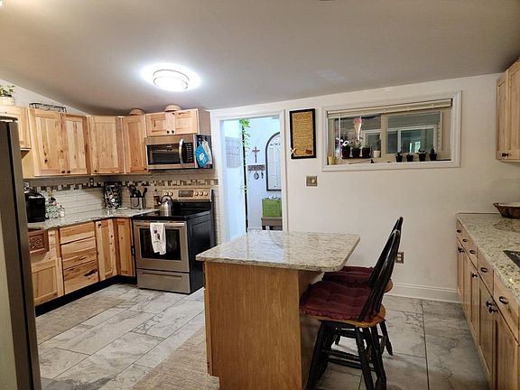 5th image of 709 Logan Ct