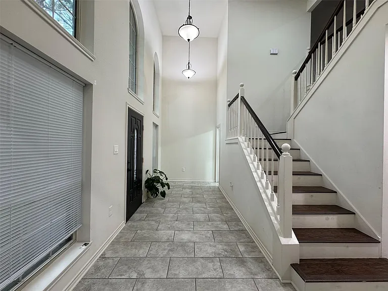 3811 Stockbridge Dr — Photo 2
